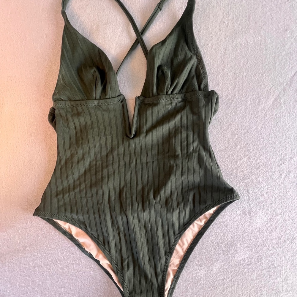 Women's Ribbed Plunge Swimsuit NWT Size M